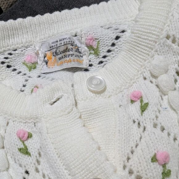 Gorgeous Vintage Women's embroidered White button-down Cardigan sweater - Picture 4 of 8
